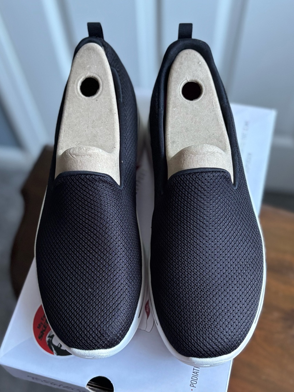 Brand New!! Skechers Women's Slip-On Knit Arch Fit Sneakers - Black & White - Picture 3 of 5